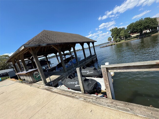 Building Photo - 14024 Shoreline Dr