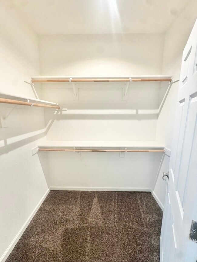 Building Photo - Stunning 5BR Home with Pool, Loft & 3-Car Garage!