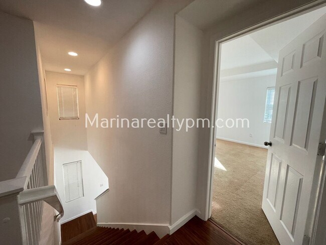 Building Photo - 5 Bedroom 2.5 Bath Two Story House