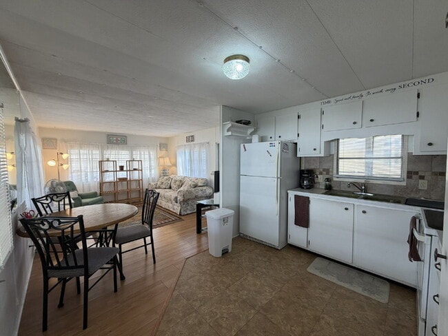 Building Photo - "Cozy 2-Bed Oasis in Nokomis, FL – Nokomis Lake Village Retreat!"