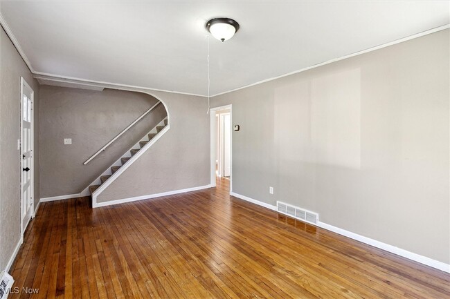 Building Photo - 715 E 258th St