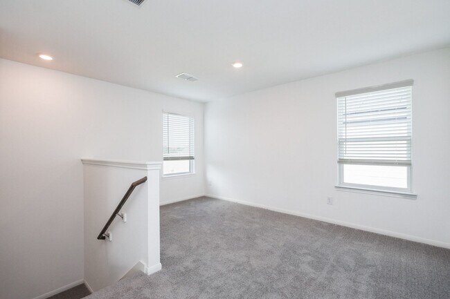 Building Photo - 1704 Greendale Dr
