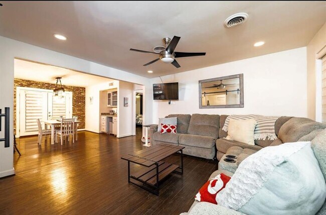 Building Photo - 10305 Bassoon Dr