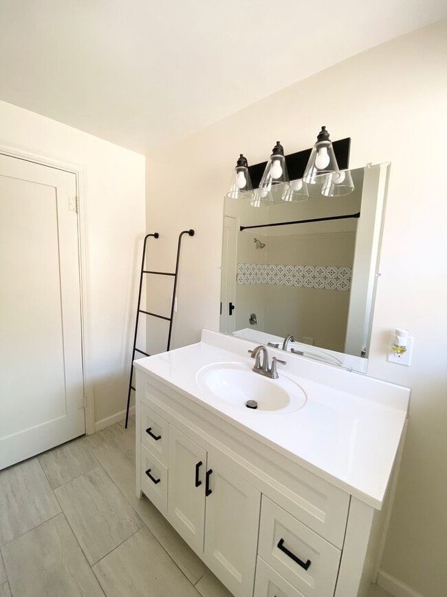 Building Photo - H203-211-P