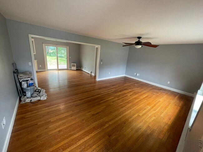 Building Photo - Single-Family Home for Rent - Dover, NH