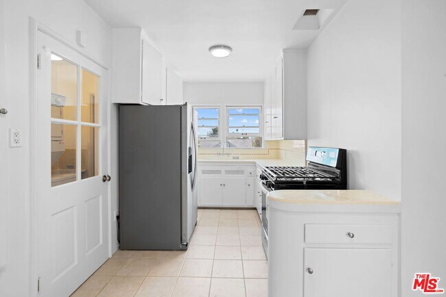 Building Photo - 1558 S Genesee Ave