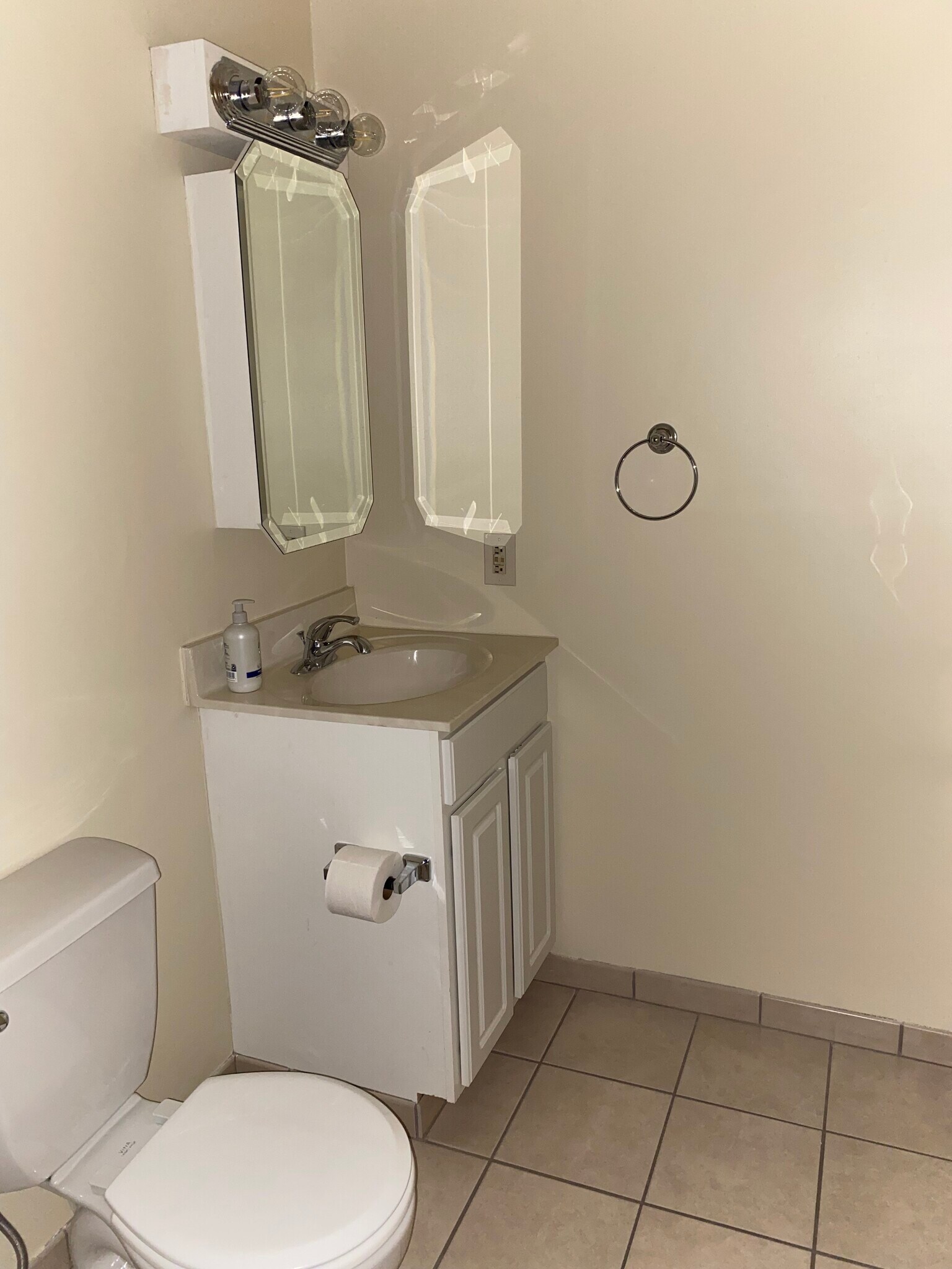 Building Photo - 1022 Gum Pl