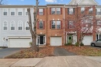 Building Photo - Wonderful Townhome