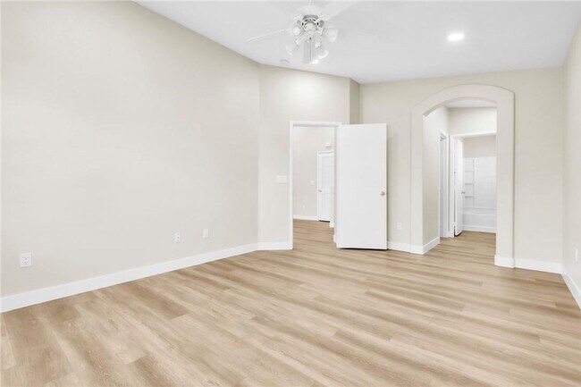 Building Photo - UPDATED 2 BED 2 BATH CONDO IN SOUTH ARLING...