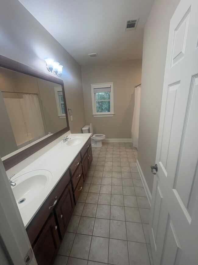 Building Photo - 860 Streamside Dr