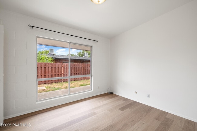 Building Photo - 340 Country Club Cir