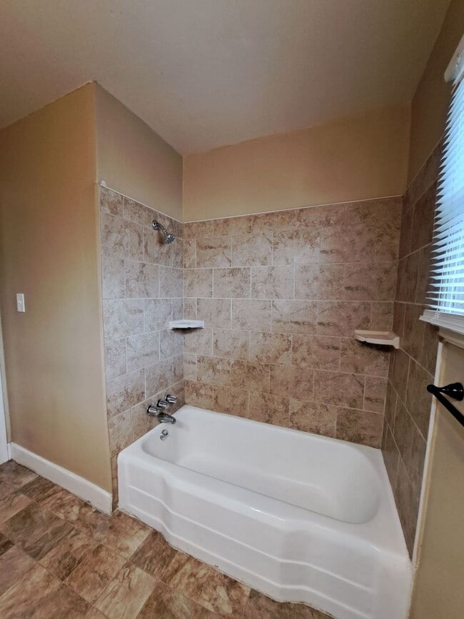 Building Photo - Single-Level 2BR Apartment with Garage in Fresno!