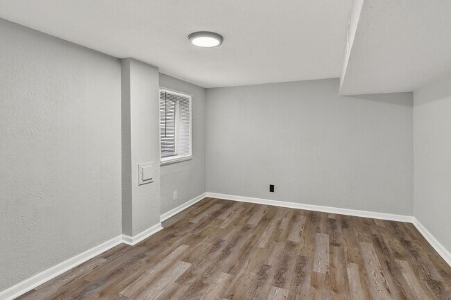 Building Photo - Hard-to-Find 6-Bedroom Home in Grandview!