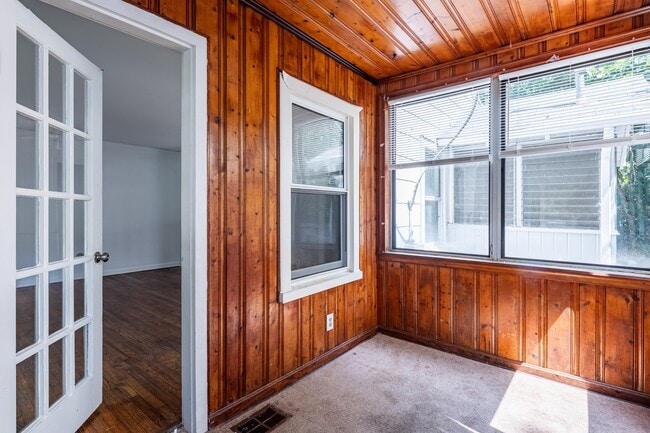 Building Photo - 1555 Venetian Dr SW