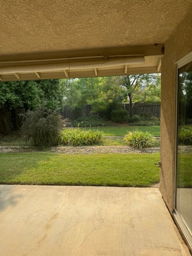 Building Photo - Home in Country Heights with Landscaping i...
