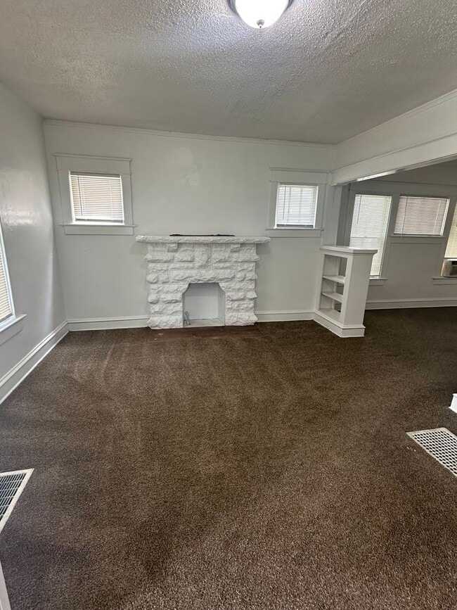Building Photo - This is a 2 bedroom 1 bath single family h...