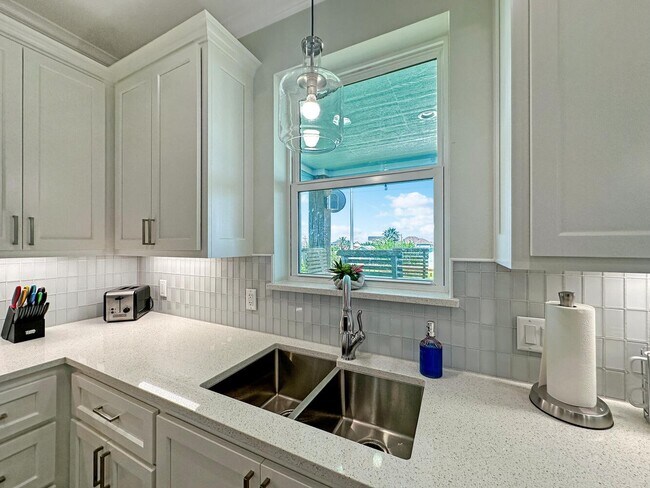 Building Photo - 917 Westview