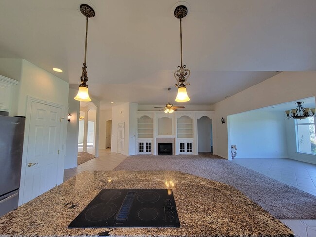 Building Photo - 1200 W Canyon Lakes Dr