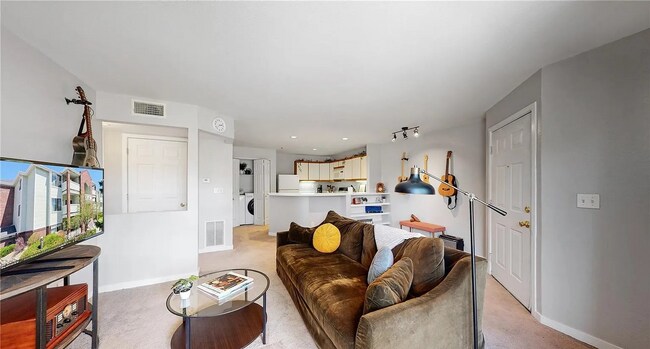 Building Photo - "Charming 1-Bedroom Condo with Mountain Views & Pool in Prime Boulder Location!"