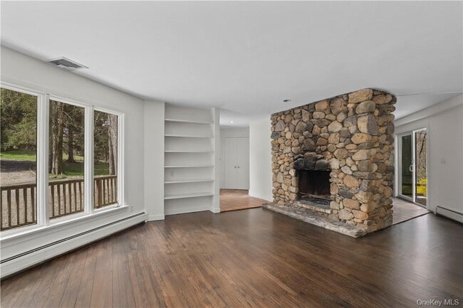 Building Photo - 165 Old Post Rd