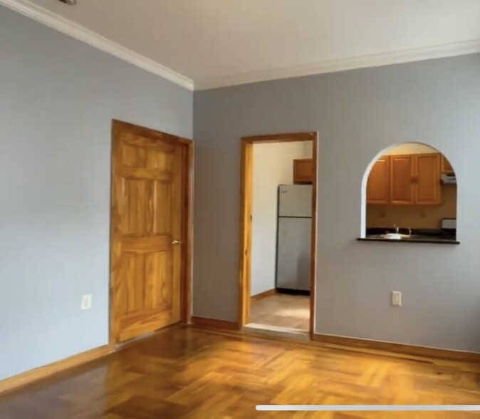 Living 2 - 853 40th St