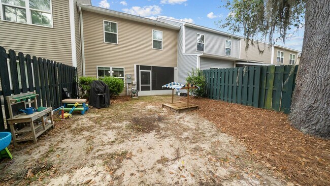 Building Photo - Stylish 3 Bedroom Townhome in The Commons – Richmond Hill Living at Its Finest