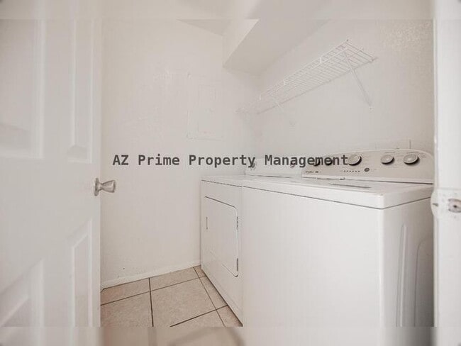 Building Photo - 4828 W Orangewood Ave