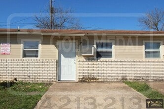 Building Photo - 926 JR Ct – Your Cozy Cove Retreat!