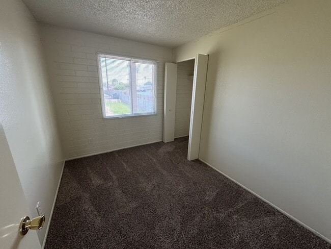 Building Photo - Holiday Gardens Townhome