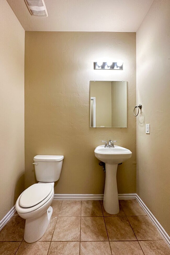 Building Photo - Stunning 5BD, 2 1/2 BTH Home Seconds away from John Kilpatrick Turnpike in YUKON!