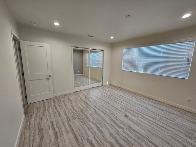 Building Photo - Newly Remodeled 2 Bedroom / 1 Bath! Call o...