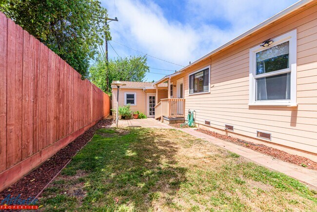 Building Photo - Lovely Seacliff Home | Desirable Location