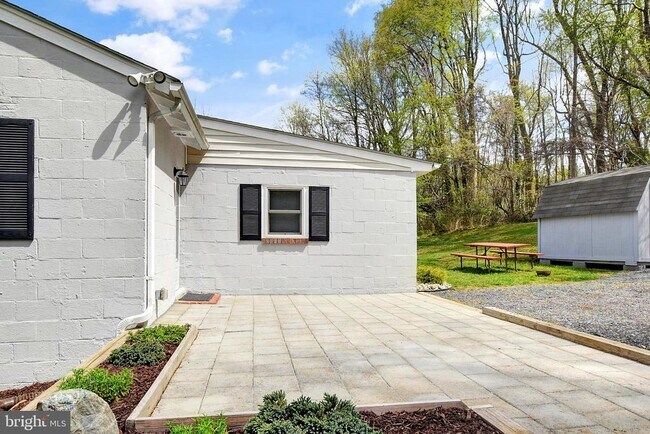 Building Photo - 211 Friendship Rd