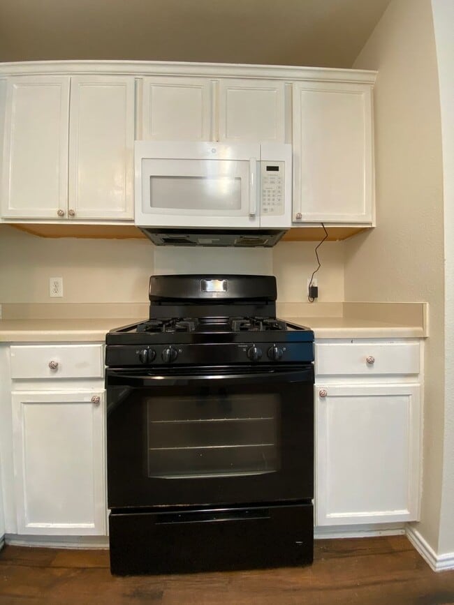 Building Photo - Spacious 4/BR 2.5/BA Two-Story Home with F...