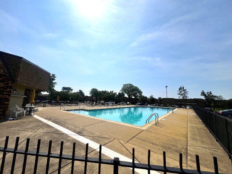 Building Photo - 2275 Country Club Dr