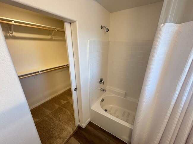 Building Photo - Beautiful 3Bed/3Bath Townhome located in Enterprise/Southern Highlands–Southwest Henderson border...