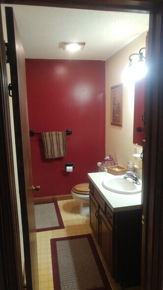 Second floor full bathroom - 29 Kathleen Dr