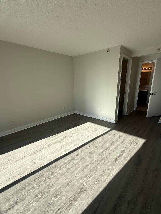 Building Photo - 509 N Dearborn-2001