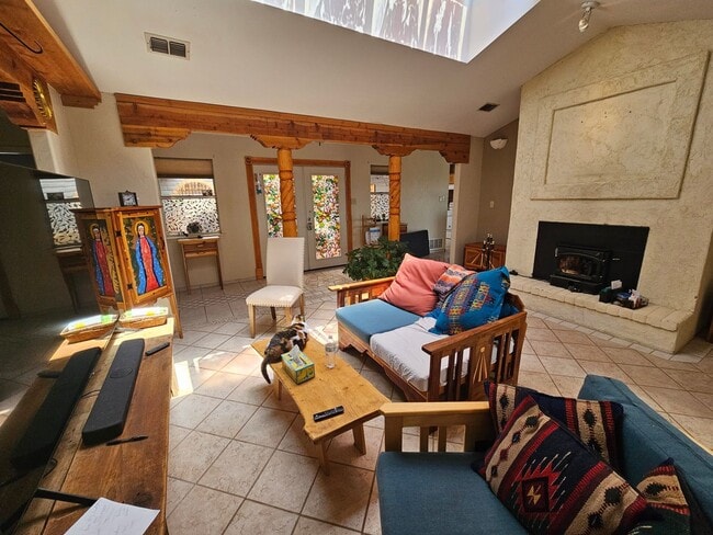 Building Photo - Unique location, breathtaking views, wonde...