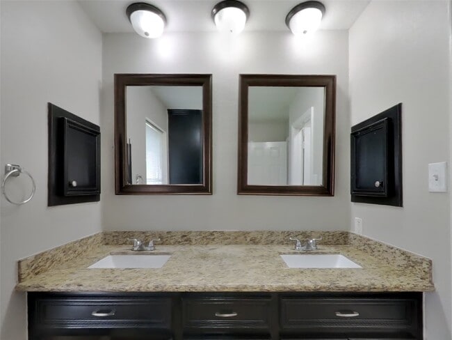 Building Photo - 2047 Lexington Woods Dr