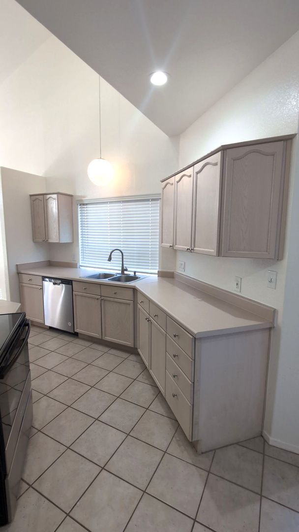 Building Photo - 2098 E Mallard Ct