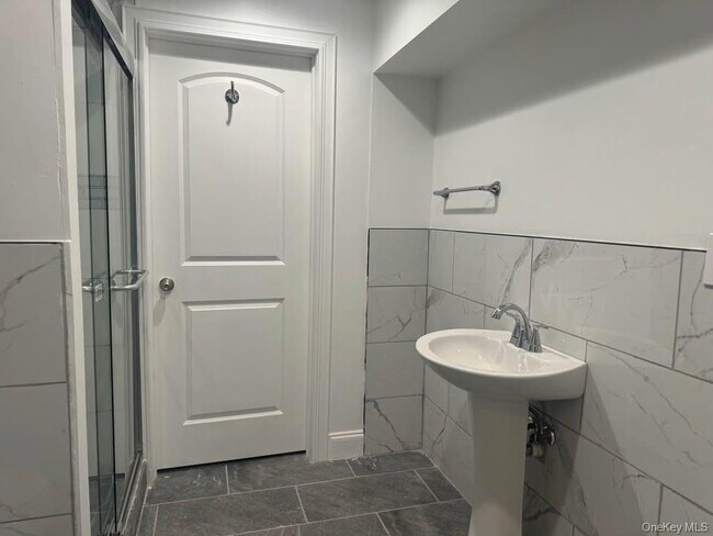 Building Photo - 192 Brookfield Ave