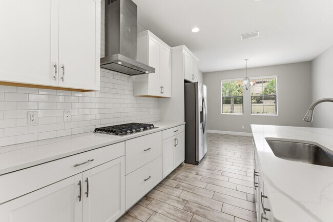 Building Photo - Absolutely Stunning 4 BR + LOFT + OFFICE/2.5 Bath/2 Car Garage home in Starkey Ranch!