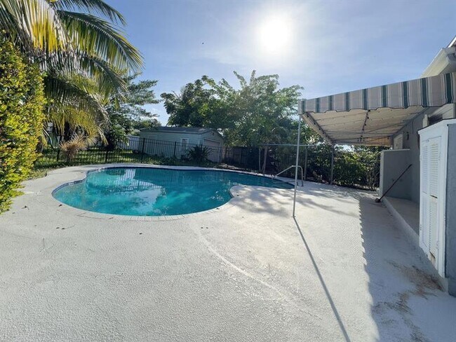 Building Photo - 902 NE 34th St