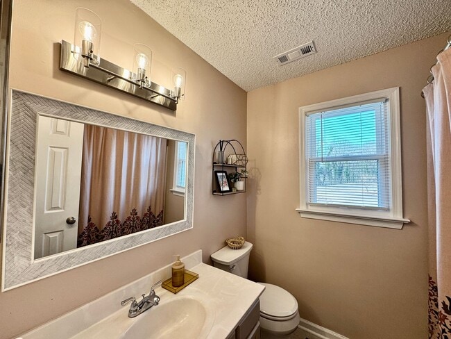 Building Photo - A Fabulous Home w/Water & Golf Course Views Available 05-04-26! Fenced Yard & Dog-Friendly!