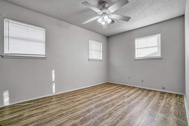 Building Photo - 5716 NW Glenn Ave