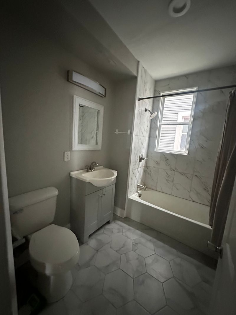 Building Photo - 833 Lilley Ave