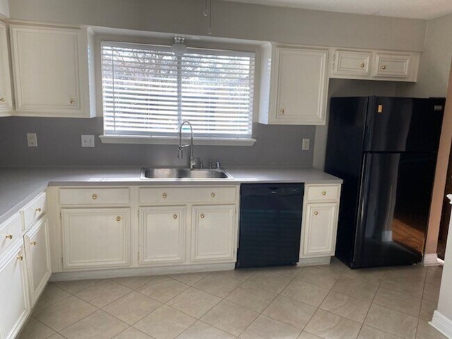 Building Photo - Lovely well cared for home on an extensive landscaped corner lot! Spacious family room with high ...