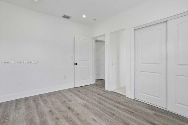 Building Photo - 2724 SW 34th Ct