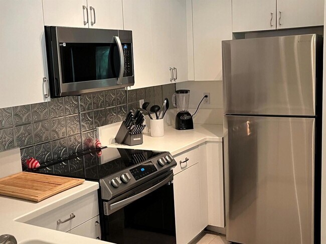 Building Photo - 630 S Sapodilla Ave